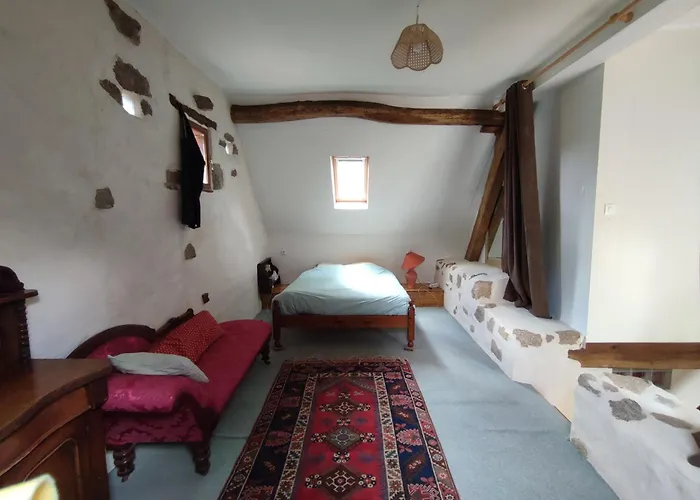 Holiday home Superbe Moulin Au Bord D'une Riviere, Au Calme, Avec Piano Doyet